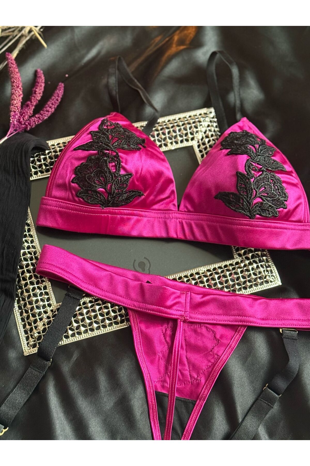 MODA-Fuchsia Garter Set (Including Socks) 3