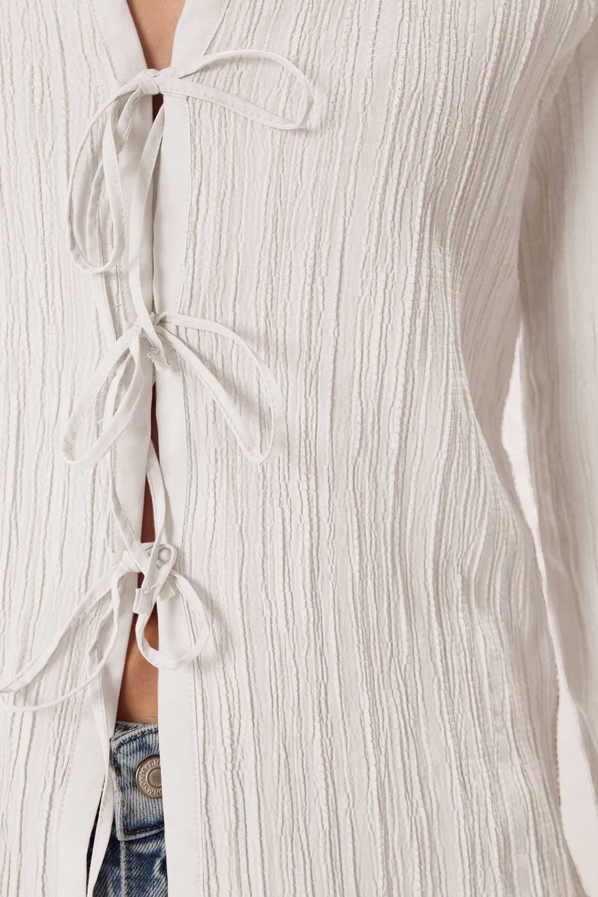 Trendyolmilla  Beyaz Dokulu Kumaş Önden Bağlama Detaylı Dokuma Gömlek TWOSS25GO00012 - Görsel 5