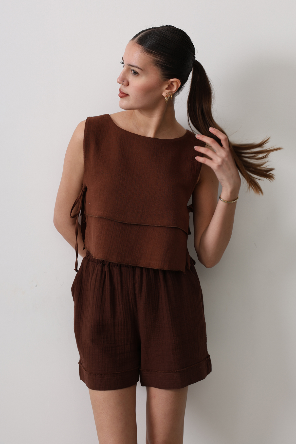 Trendyolmilla Kahverengi Bisiklet Yaka Yandan Bağlama Detaylı Crop Dokuma Bluz TWOSS25BZ00166