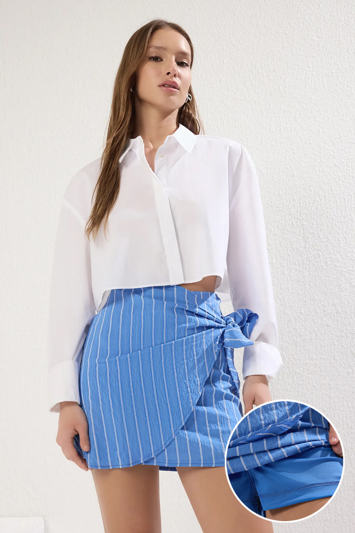 Trendyolmilla  Mavi Çizgili Kruvaze Mini Dokuma Şort Etek TWOSS25SR00066