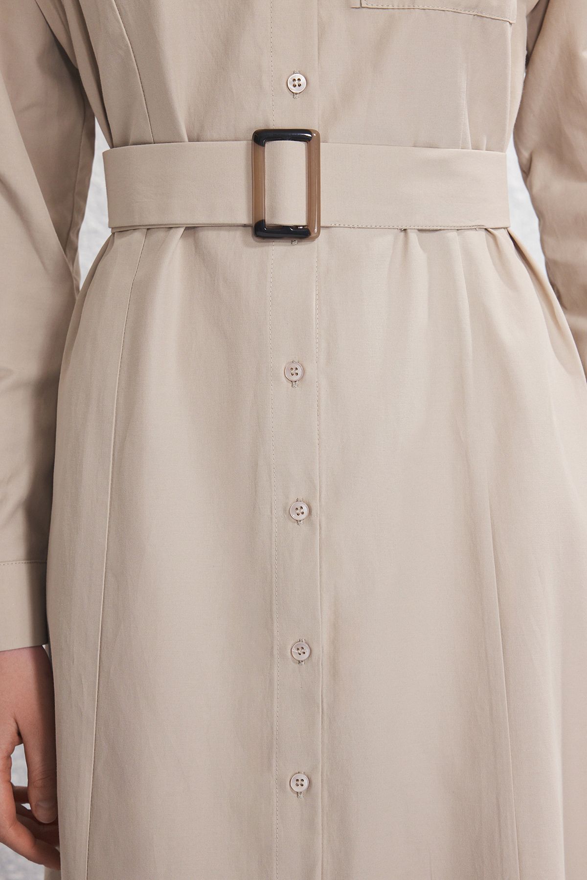 Trendyol Modest-Beigefarbenes Kleid aus gewebter Frottee mit Gürtelschnalle und detailliertem Detail TCTSS25EB00134 3