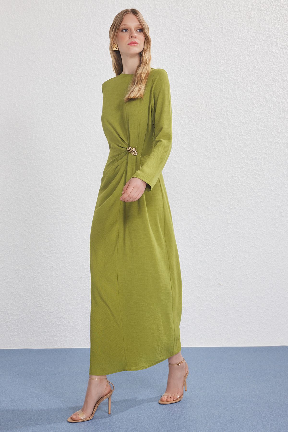 Trendyol Modest Khaki zlatá brož Detailní tkané šaty Aerobin TCTSS25EB00138