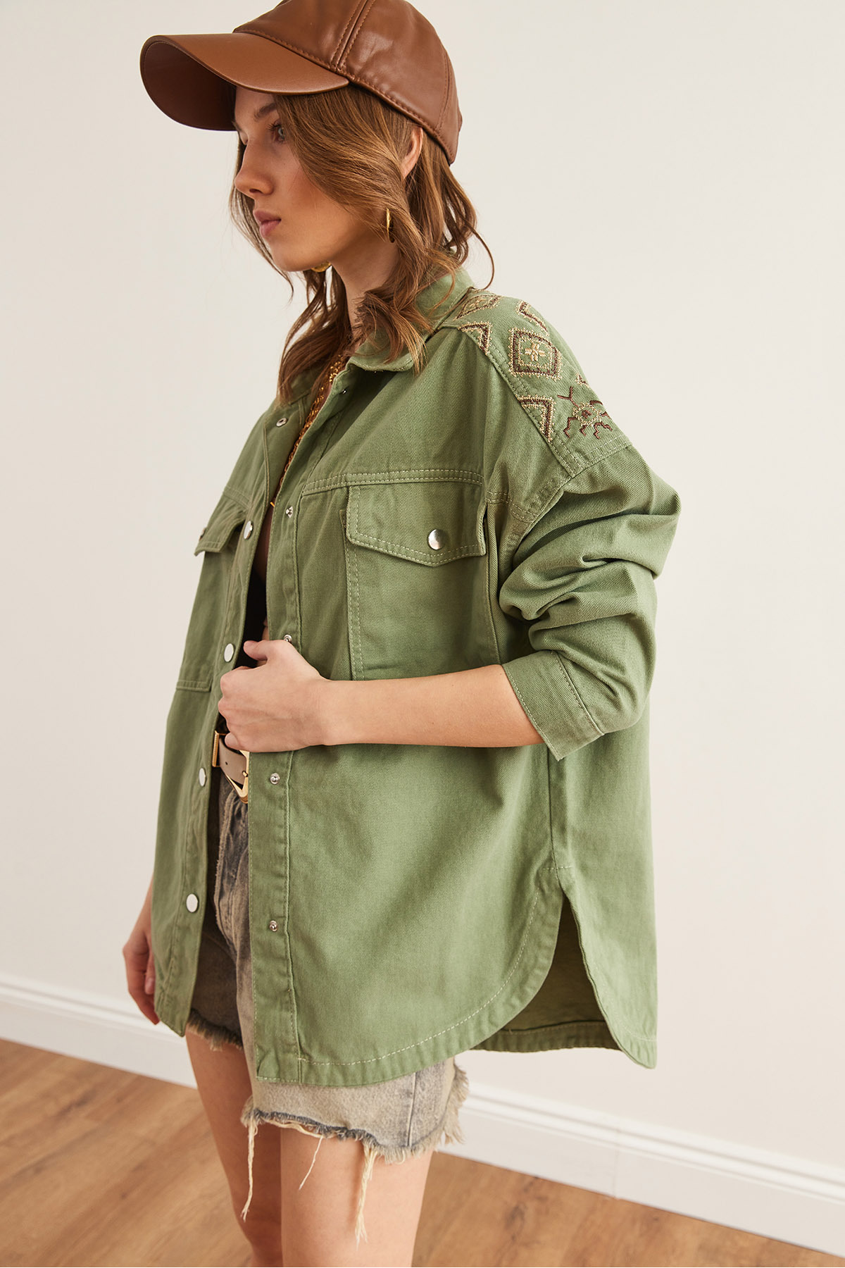 Olalook  Kadın Haki Omuz ve Sırt Nakış Detaylı Pamuk Gabardin Ceket CKT-19000430 - Görsel 4