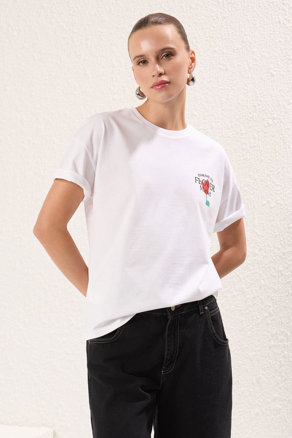 Trendyol Collection Biała, Oversize'owa/szeroka Dopasowana Koszulka Z Dzianiny Z Nadrukiem Na Plecach Twoss25ts00055 Kobieta - S