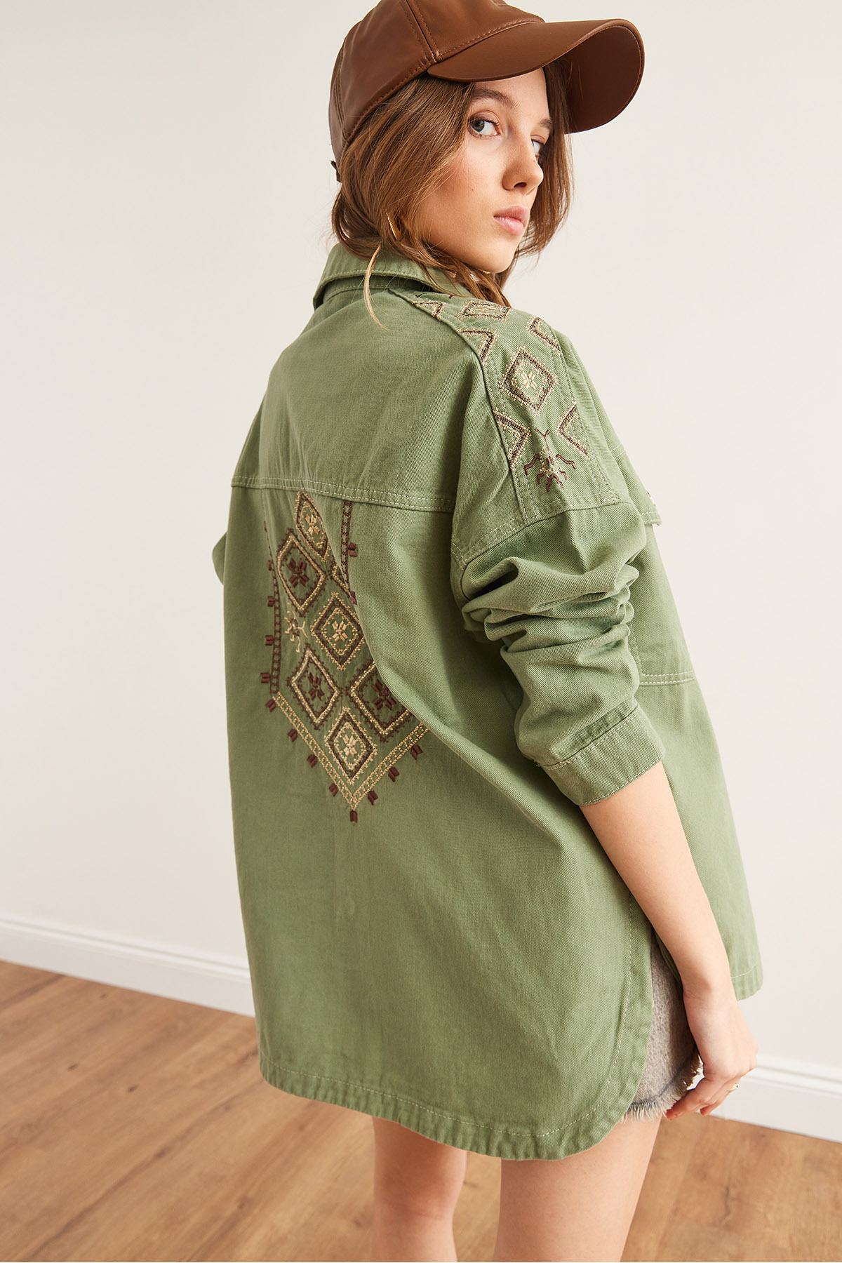 Olalook  Kadın Haki Omuz ve Sırt Nakış Detaylı Pamuk Gabardin Ceket CKT-19000430 - Görsel 5