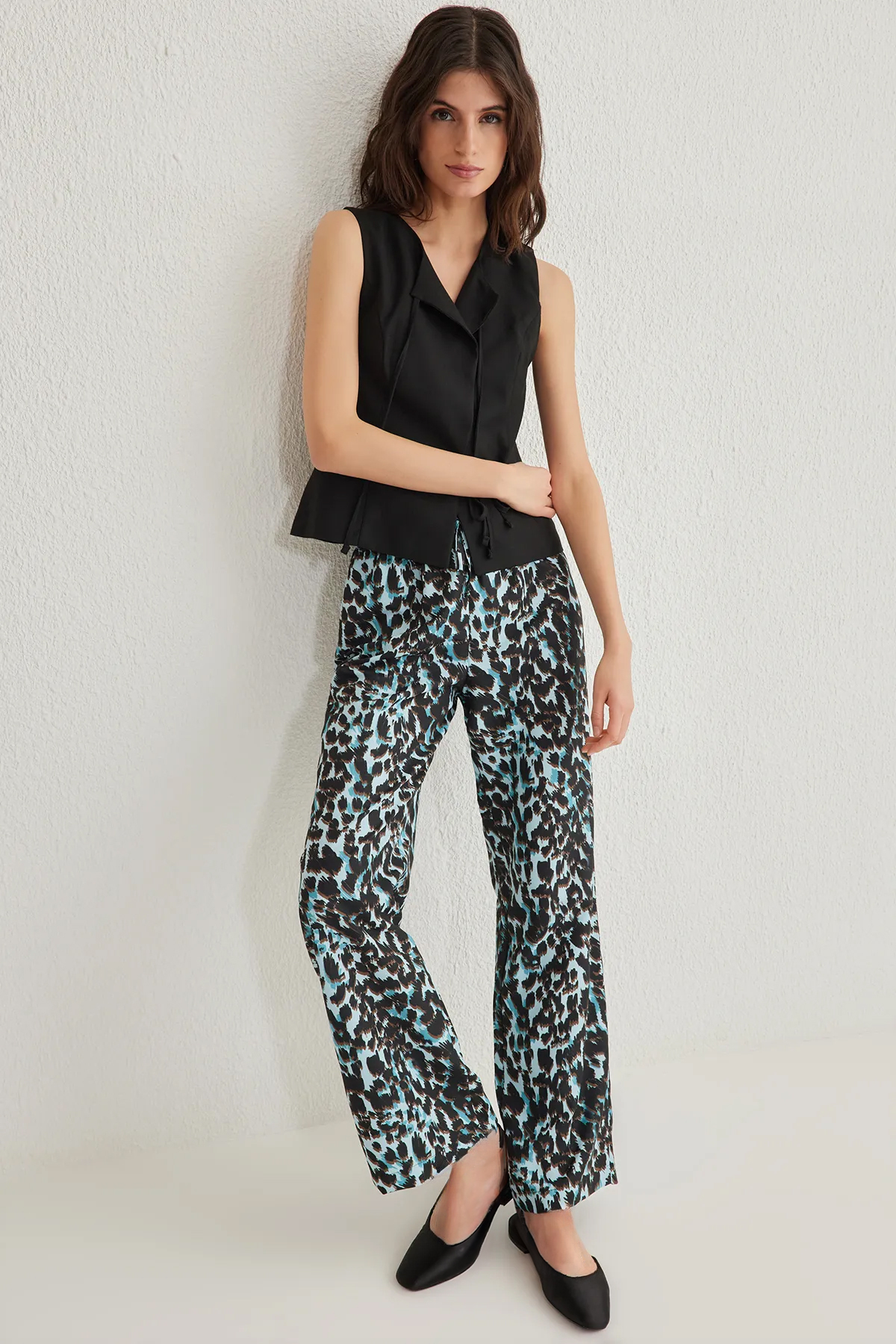 Trendyolmilla  Mavi Beli Lastikli Wide Leg/Geniş Paça Leopar Desenli Dokuma Pantolon TWOSS25PL00005 - Görsel 4