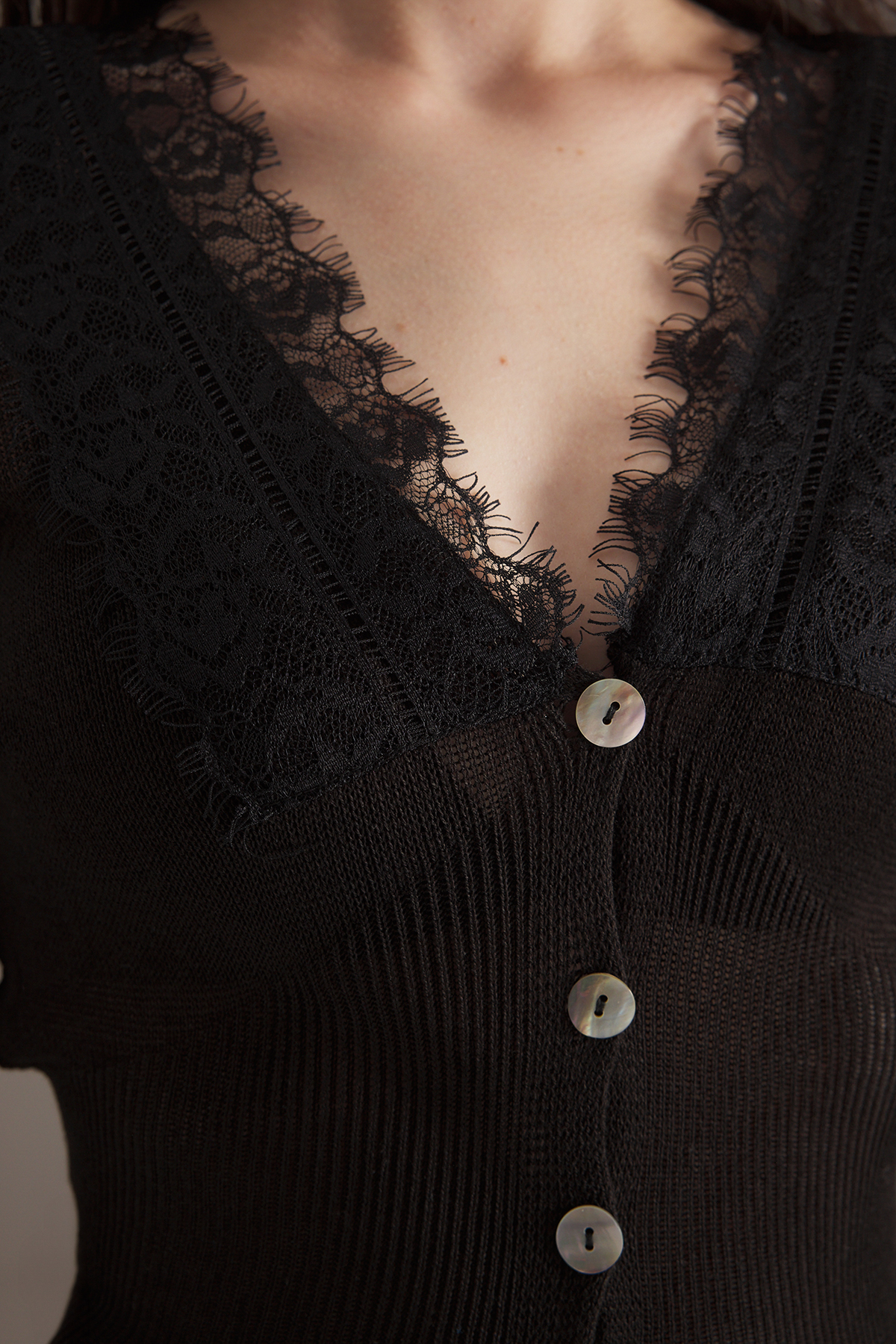 Trendyolmilla  Siyah Dantel Kol ve Yaka Ucu Garnili Triko Hırka TWOSS25HI00009 - Görsel 3