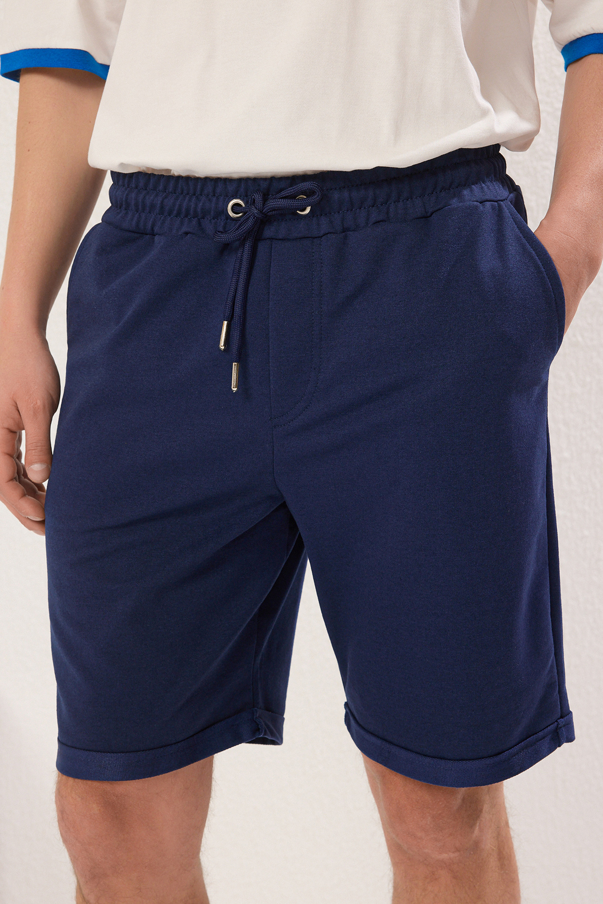 Trendyolmilla  Indigo Regular/Normal Kesim Orta Boy Lastik Belli Bağcıklı Duble Paça Şort TMNSS21SR0046 - Görsel 3