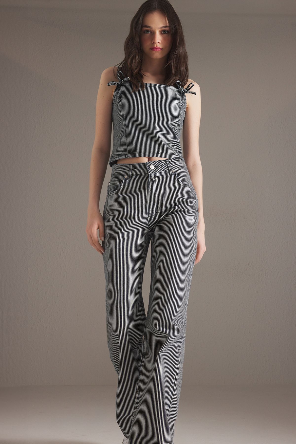 Trendyol Collection-Dunkelblau gestreifte Jeans mit normaler Taille und weitem Bein TWOSS25JE00258 2