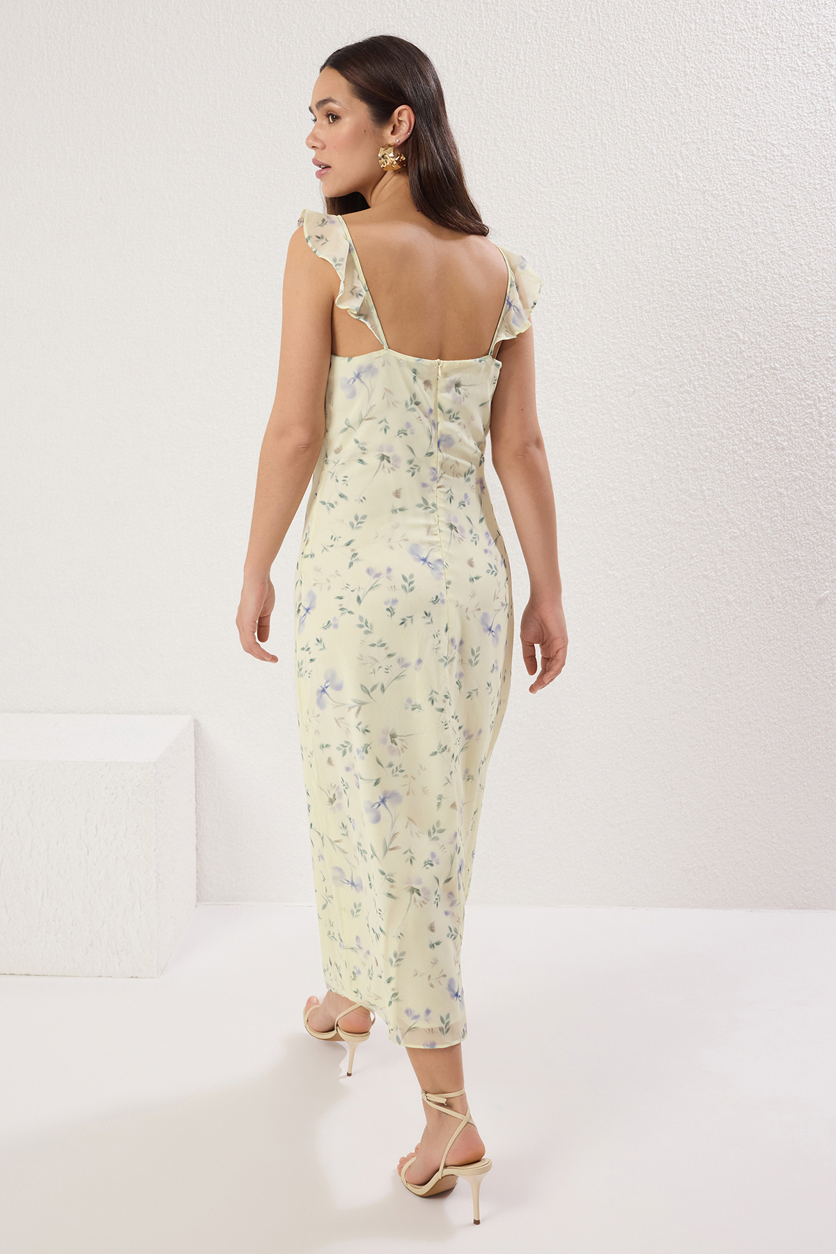 Trendyolmilla  Sarı Çiçekli A Kesim Fırfırlı Şifon Uçuş Uçuş Dokuma Midi Elbise TWOSS25EL00568 - Görsel 3