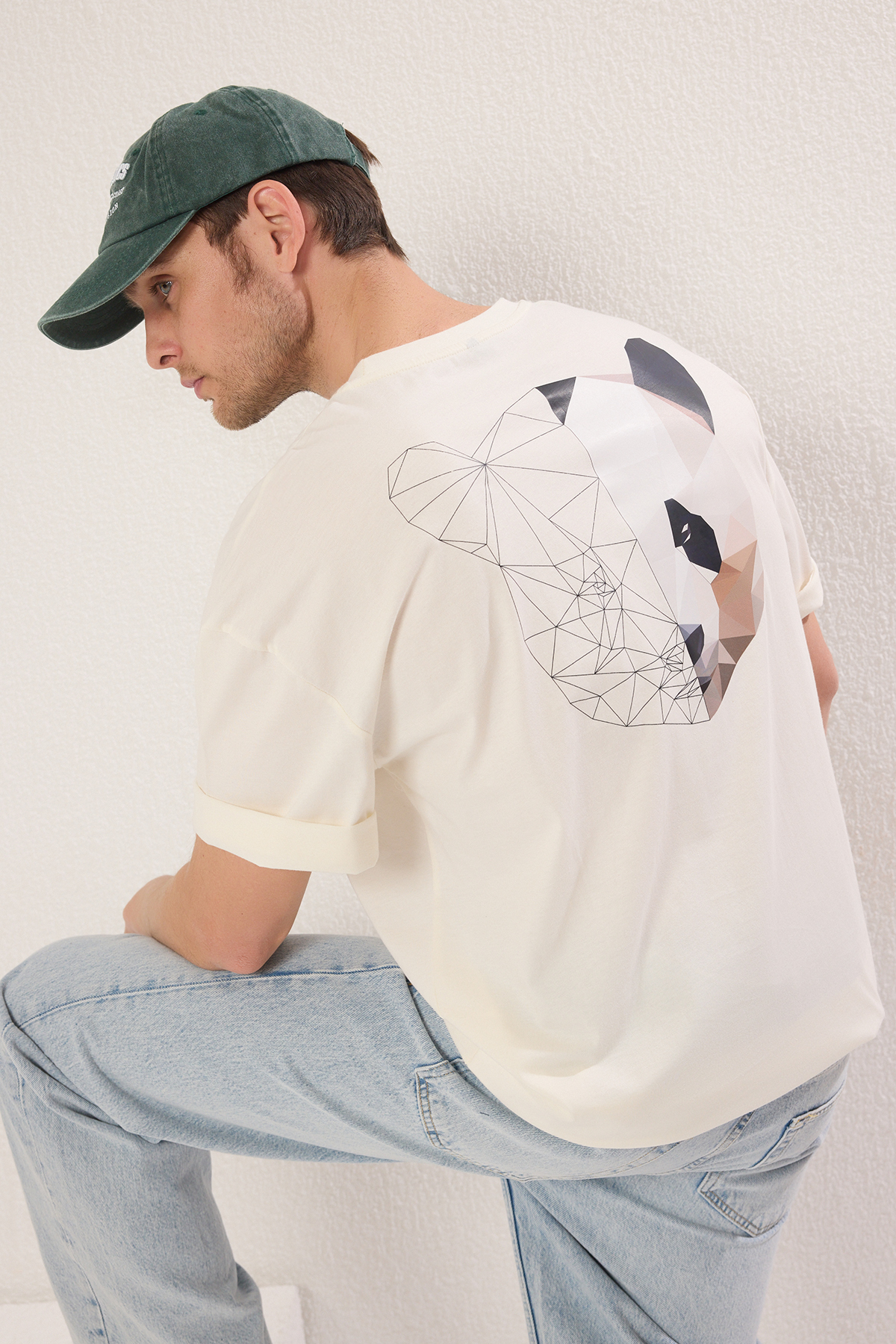 Trendyolmilla Man Ekru Oversize/Geniş Kesim Sırt Hayvan Baskılı %100 Pamuk T-Shirt TMNSS25TS00117