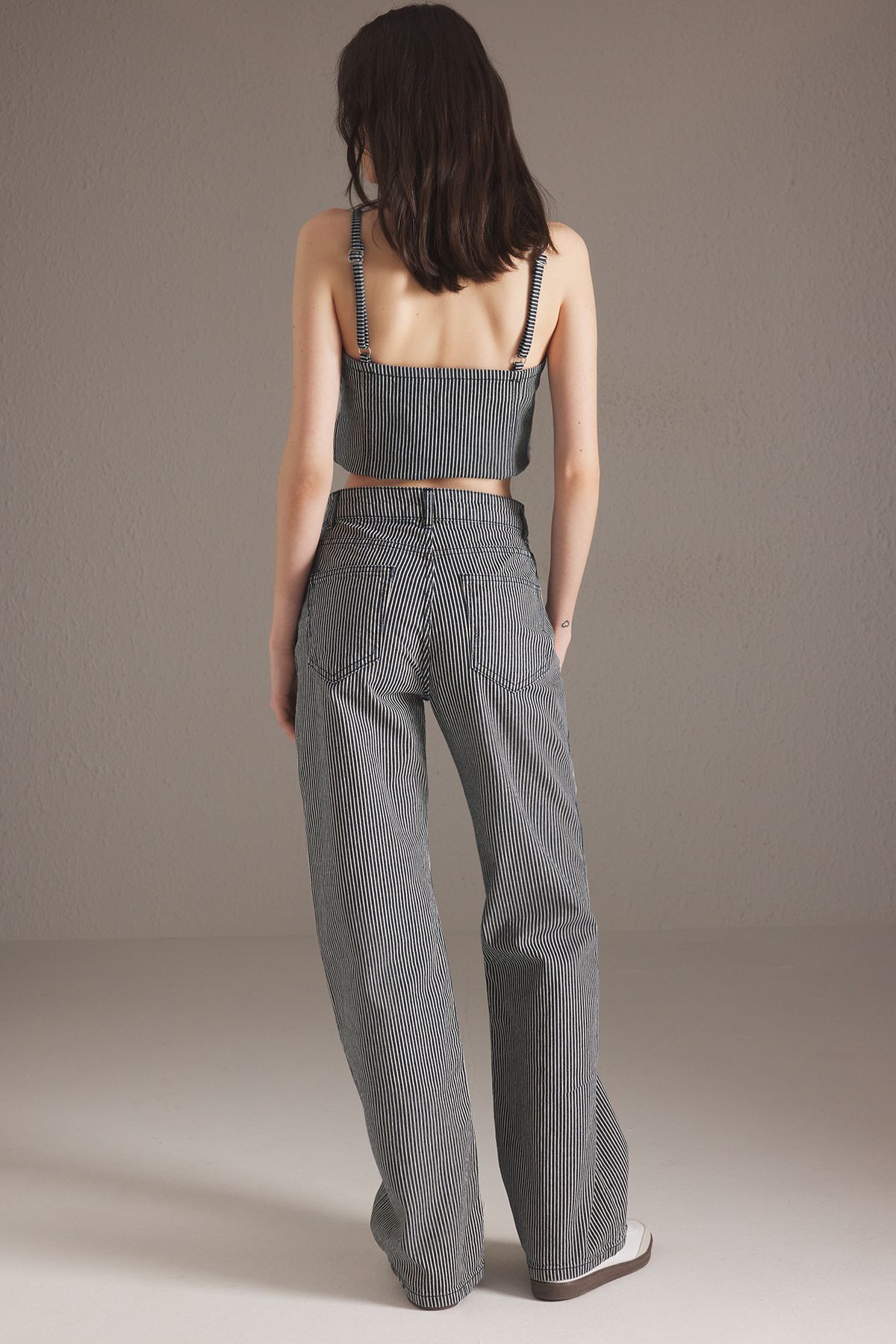 Trendyol Collection-Dunkelblau gestreifte Jeans mit normaler Taille und weitem Bein TWOSS25JE00258 4