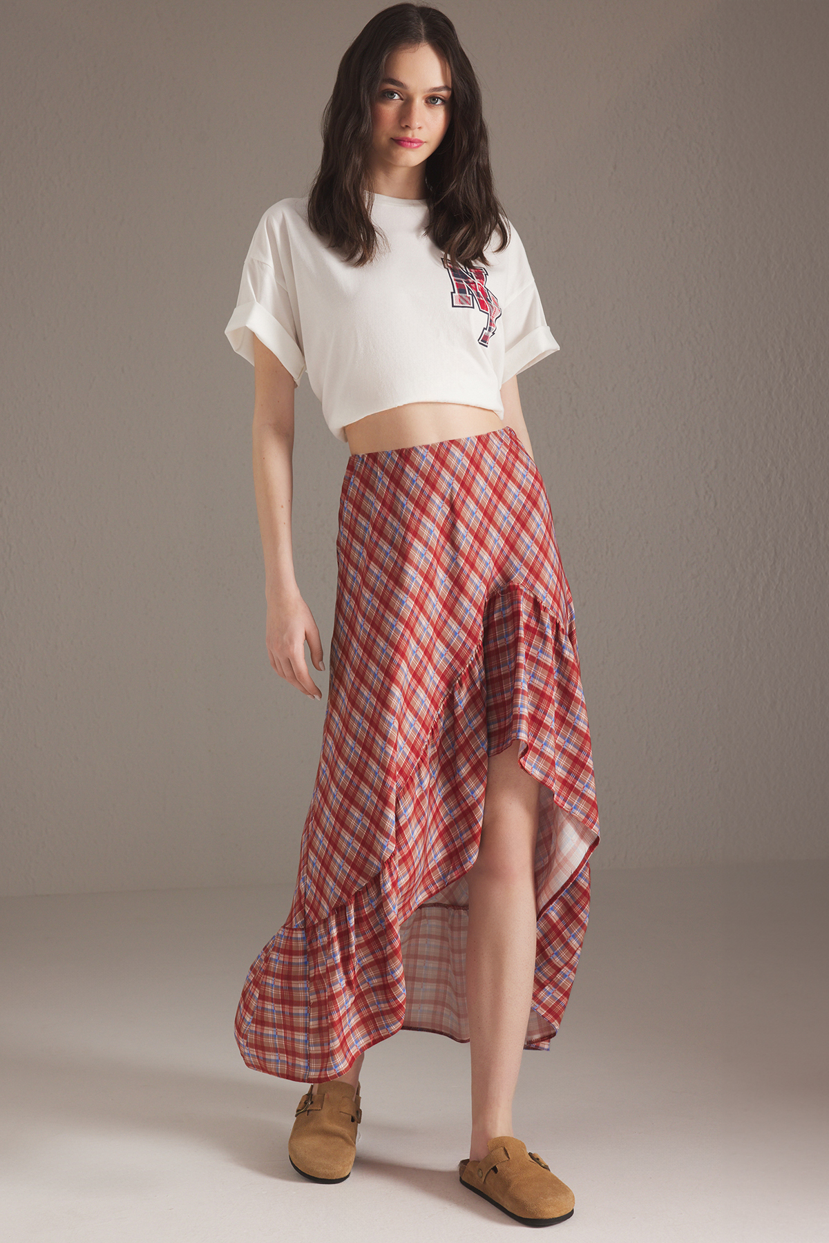 Trendyolmilla  More Sustainable Çok Renkli Ekose Desenli Etek Ucu Asimetrik Midi boy Etek TWOSS25ET00155