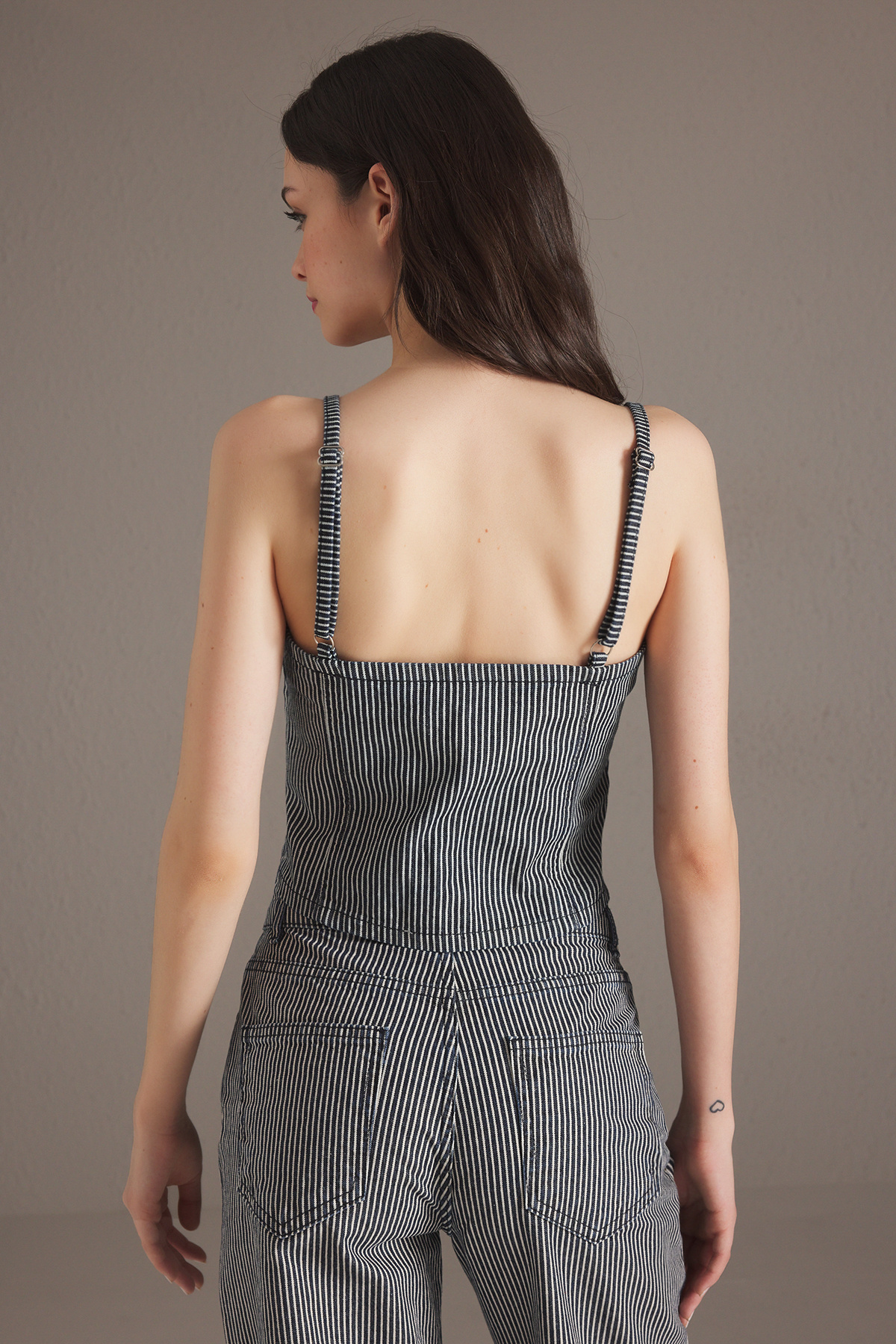 Trendyol Collection-Dunkelblaue Denim-Bluse mit Schleife und dünnem Träger TWOSS25BZ00480 4
