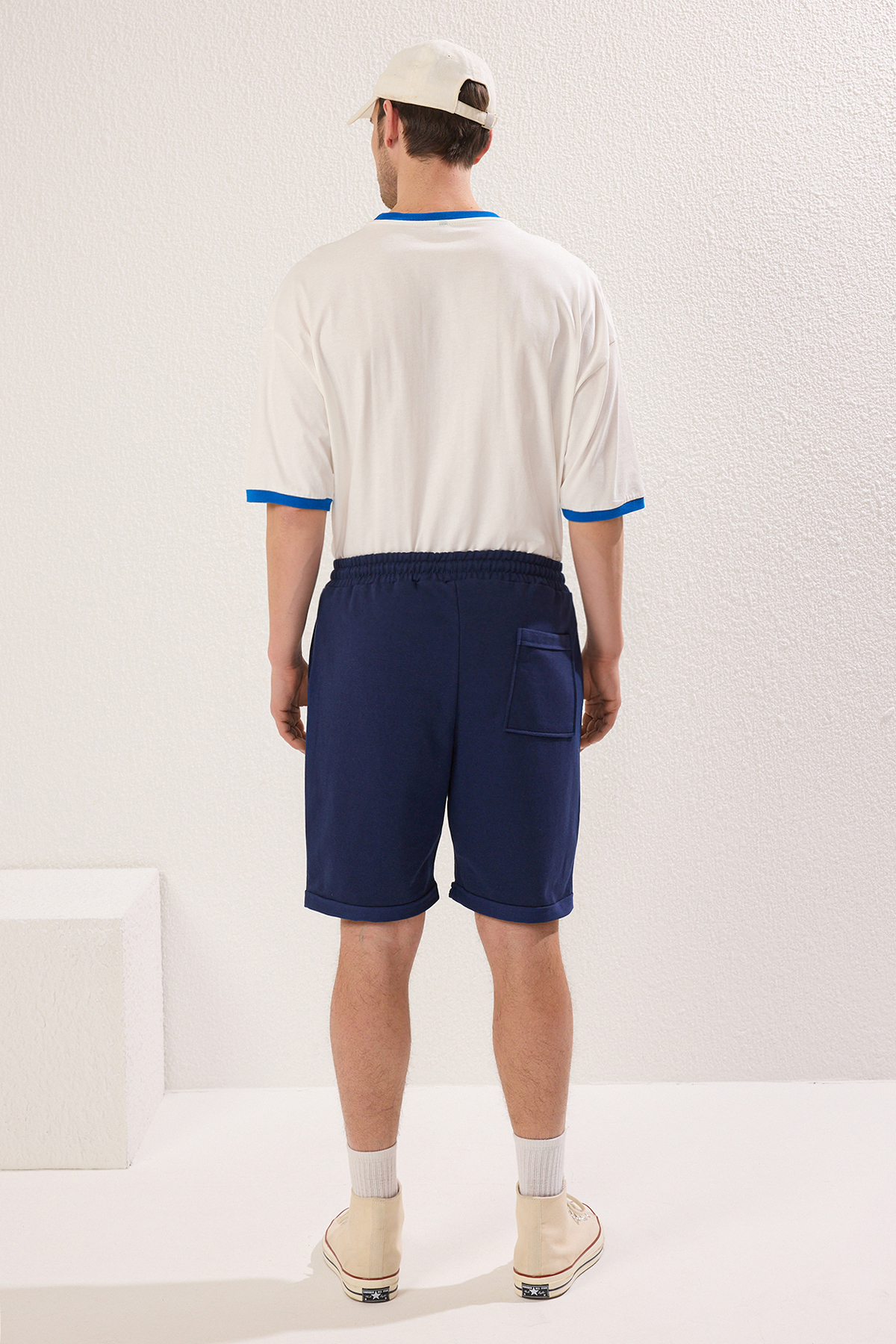 Trendyolmilla  Indigo Regular/Normal Kesim Orta Boy Lastik Belli Bağcıklı Duble Paça Şort TMNSS21SR0046 - Görsel 5