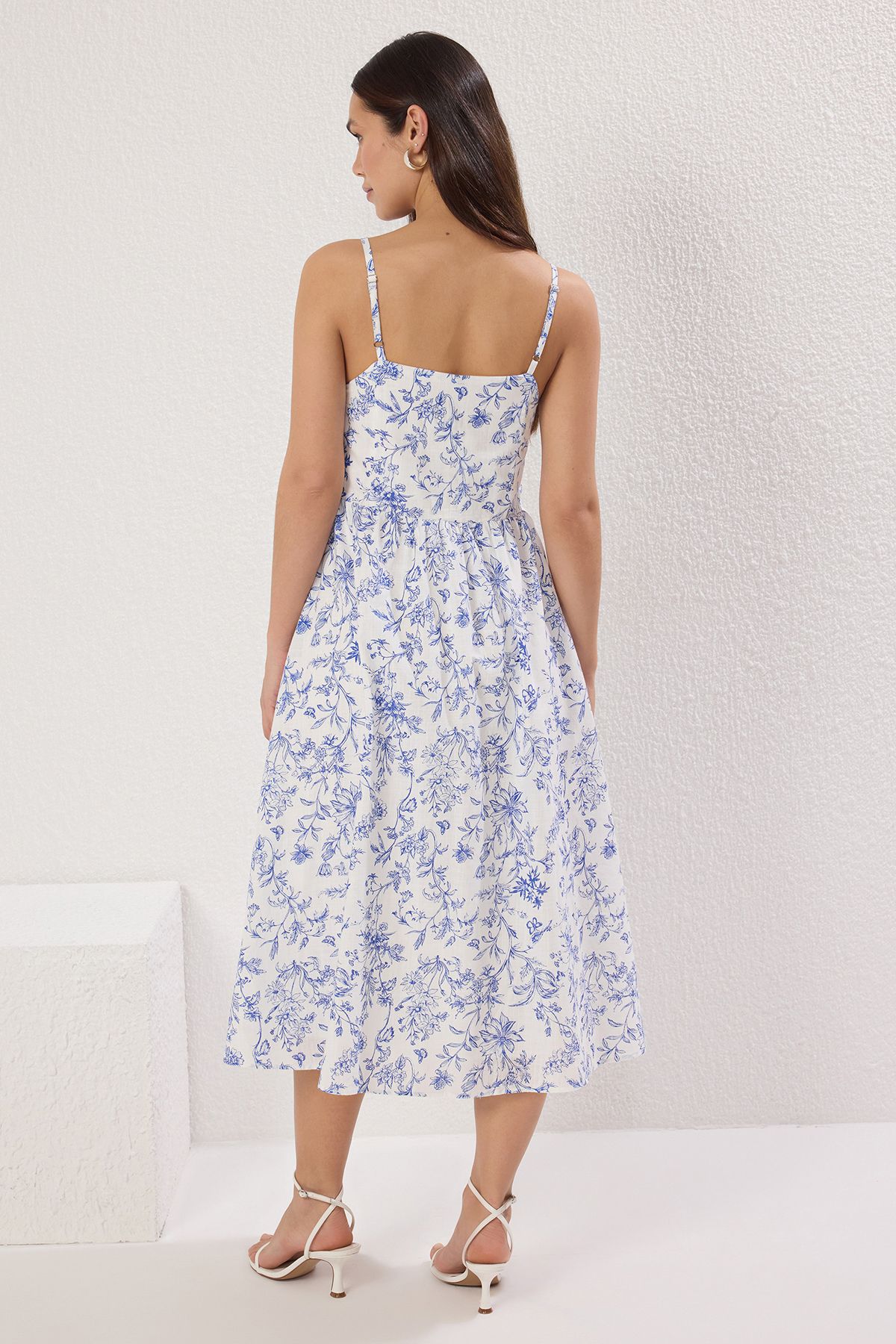 Trendyol Collection-Rochie țesătă midi cu căptușeală în linie A cu flori albe TWOSS25EL00524 4