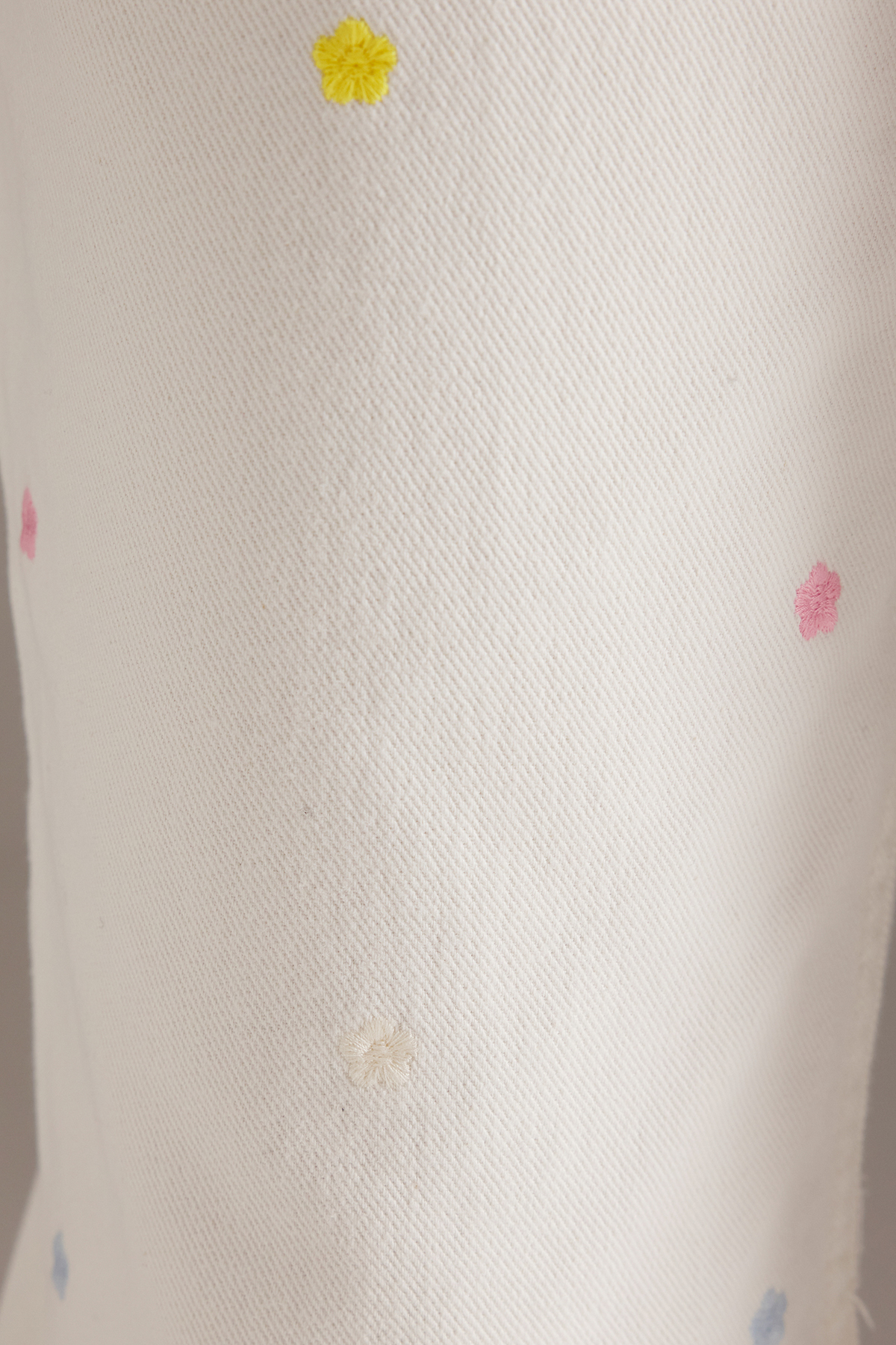 Trendyolmilla  Beyaz Çiçek Nakışlı Normal Bel Wide Leg Jeans TWOSS25JE00232 - Görsel 4