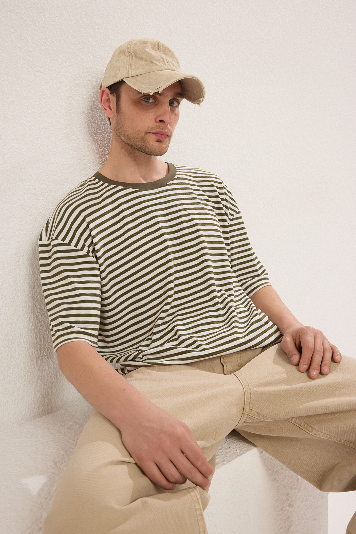 Trendyolmilla  Haki-Ekru Çizgili Oversize/Geniş Kesim Dokulu T-Shirt TMNSS25TS00081