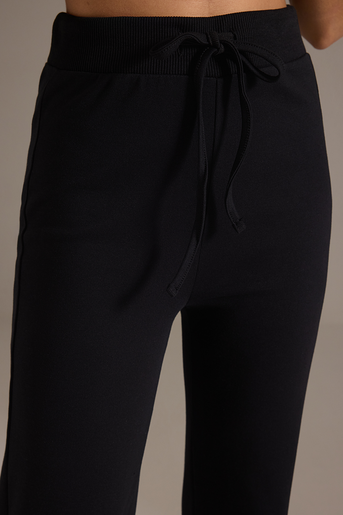 Trendyolmilla  Siyah Fitted/Vücuda Oturan Esnek Örme Alt - Üst Takım TWOSS25AU00053 - Görsel 3