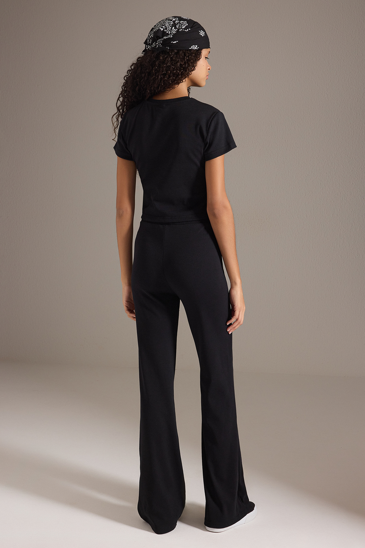 Trendyolmilla  Siyah Fitted/Vücuda Oturan Esnek Örme Alt - Üst Takım TWOSS25AU00053 - Görsel 4