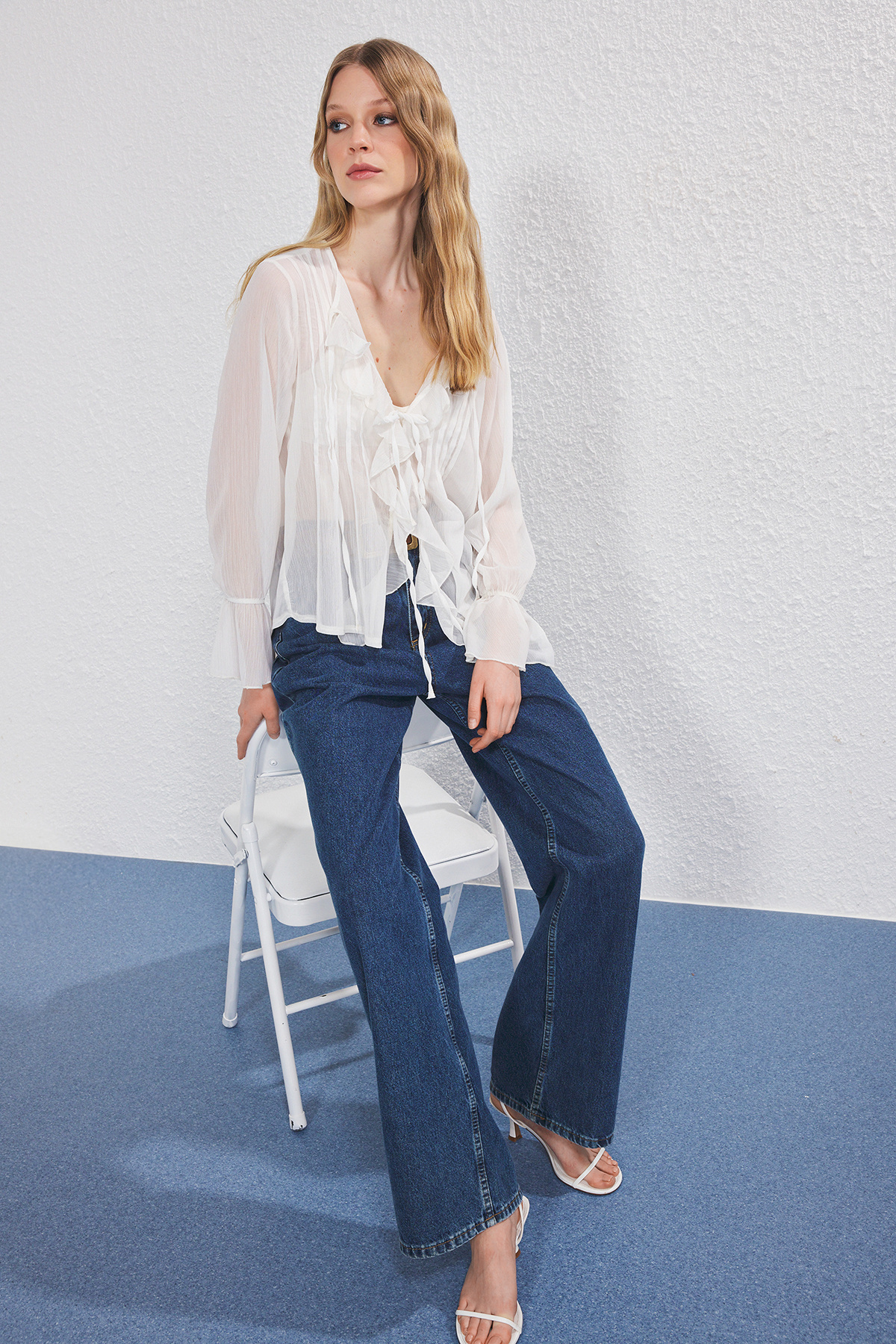 Trendyolmilla  Beyaz Boho Fırfır Detaylı Şifon Lastik Detaylı Gömlek TWOSS25GO00141 - Görsel 2