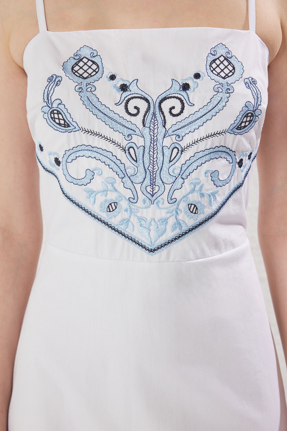 Trendyol Collection-Weißes, besticktes, mit Midi gefüttertes, gewebtes Popeline-Kleid in A-Linie TWOSS25EL00218 4