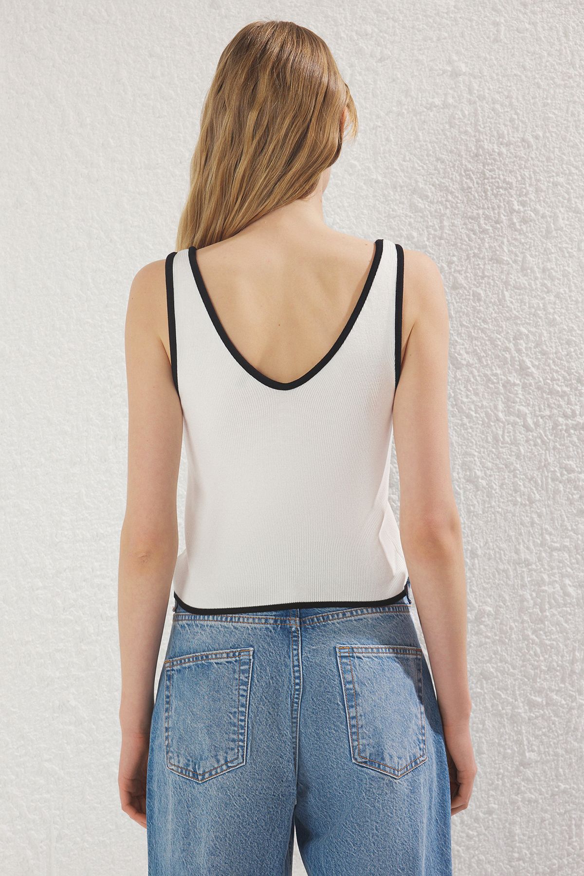 Trendyol Collection-Ecru Crop Slim halenka s výstřihem do V TWOSS25BZ00299 5