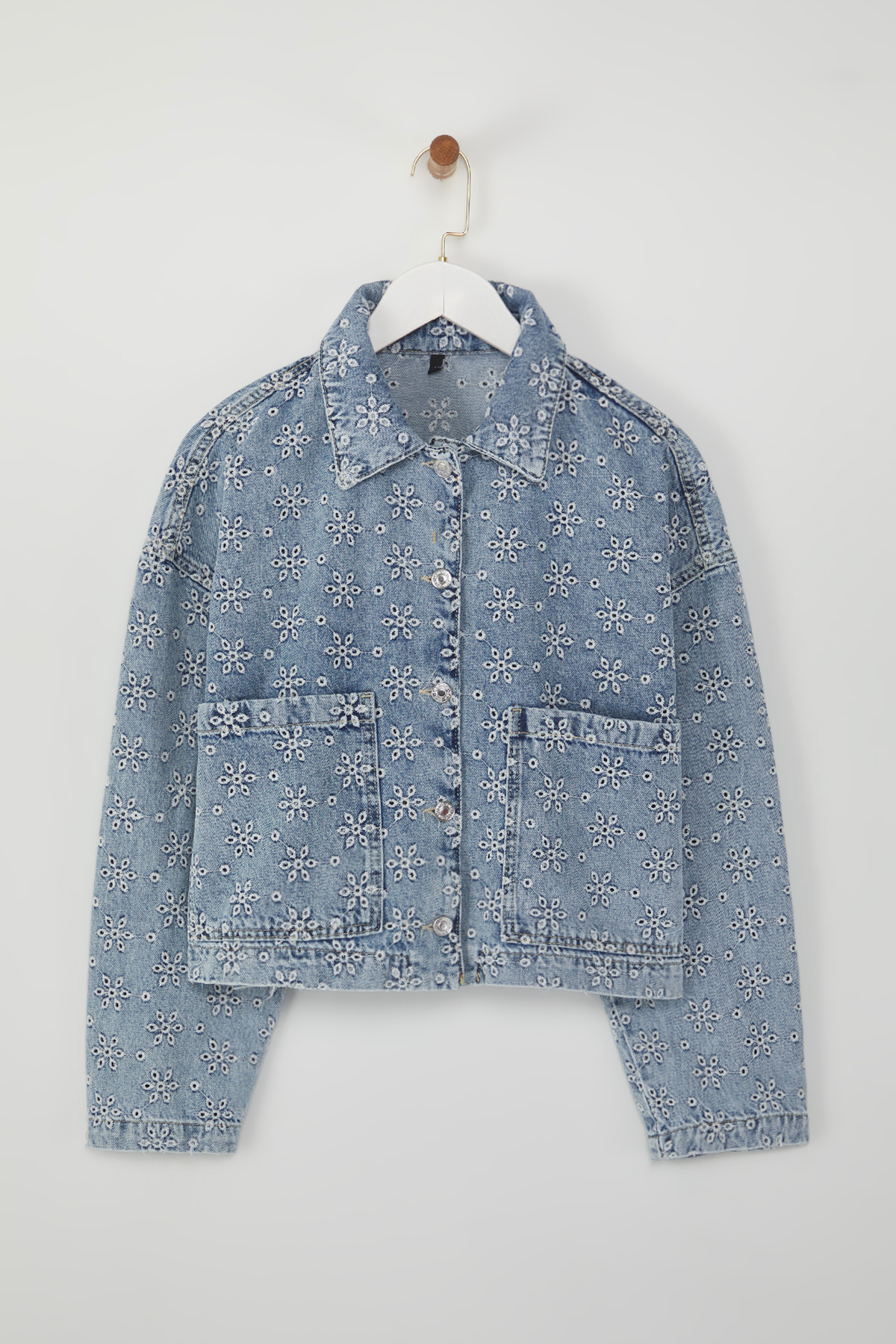Trendyol Collection-Blaue, locker sitzende Jeansjacke mit Blumenstickerei TWOSS25CE00059 1