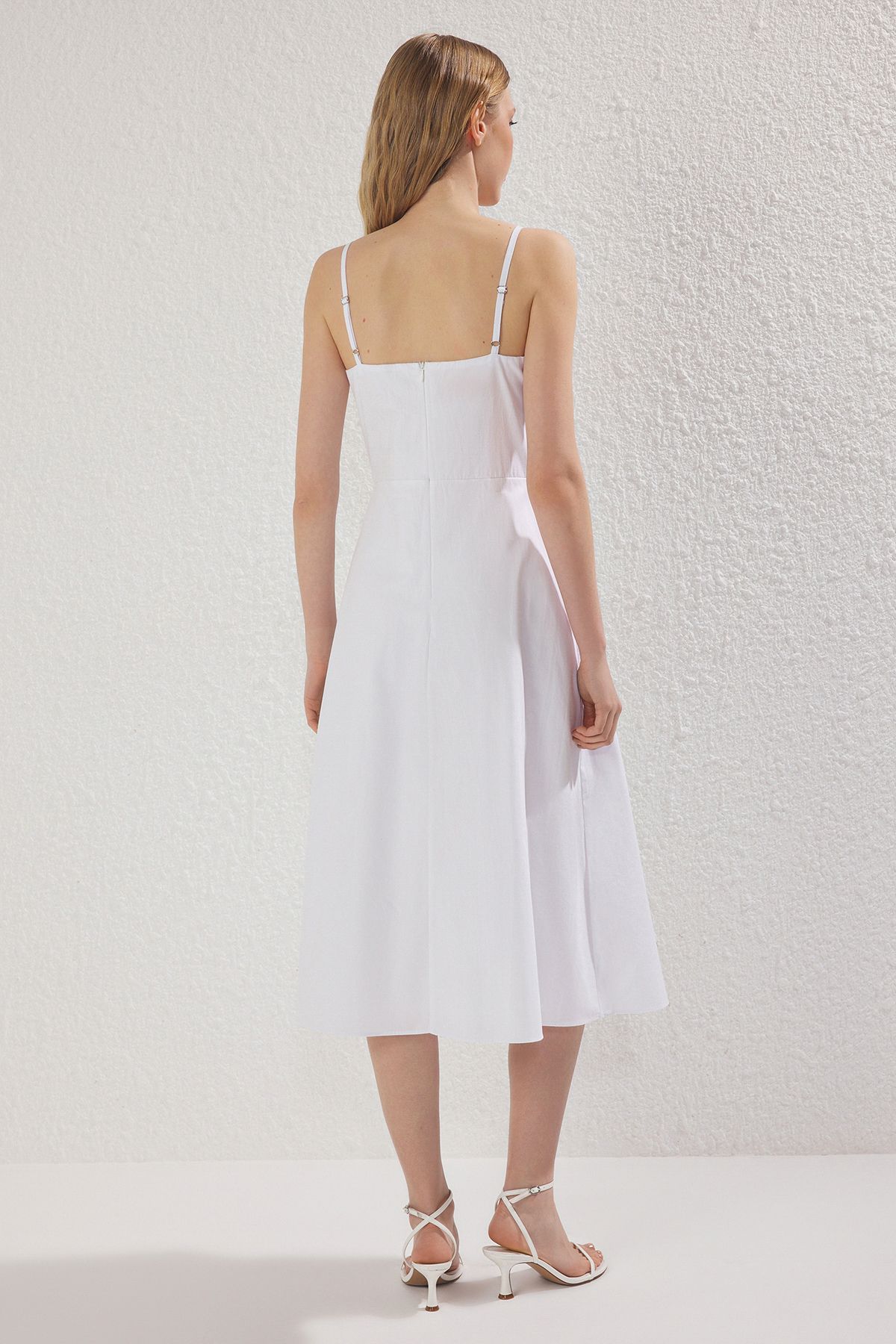 Trendyol Collection-Weißes, besticktes, mit Midi gefüttertes, gewebtes Popeline-Kleid in A-Linie TWOSS25EL00218 5