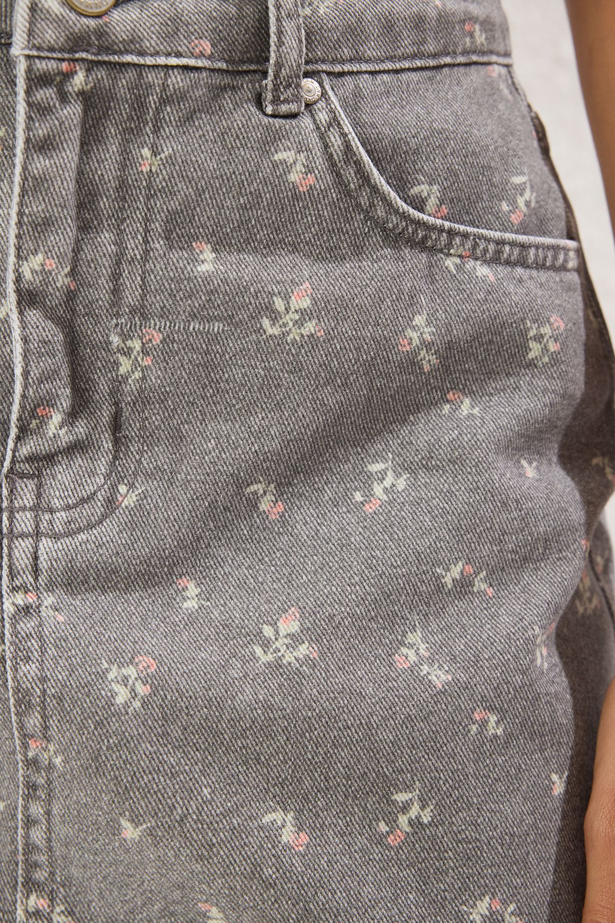 Trendyol Collection-Fusta mini denim cu talie obișnuită cu model floral gri TWOSS25ET00161 4