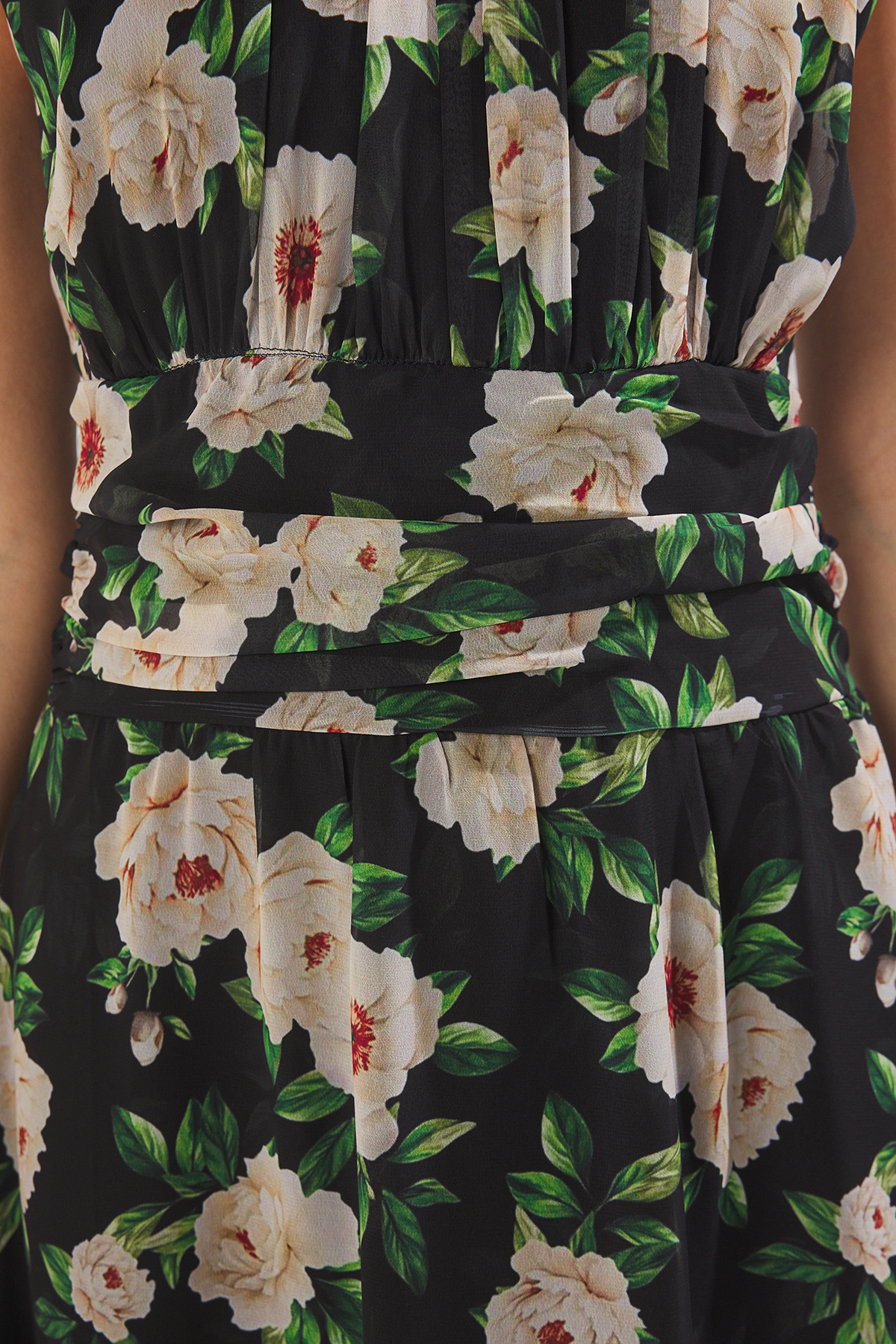 Trendyolmilla  Siyah Çiçekli Eteği Belden Açılan Şifon Uçuş Uçuş Dokuma Midi Elbise TWOSS25EL00553 - Görsel 3