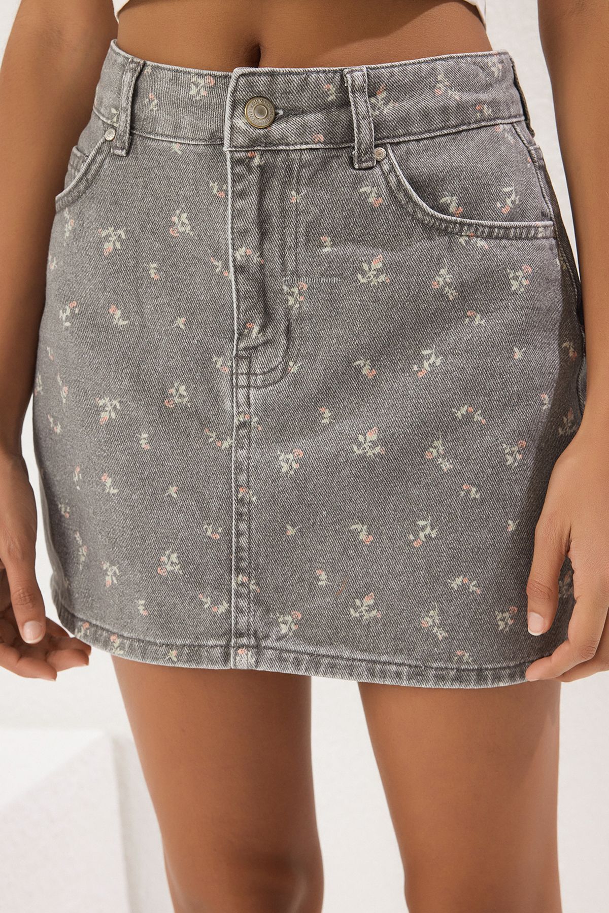 Trendyol Collection-Fusta mini denim cu talie obișnuită cu model floral gri TWOSS25ET00161 3