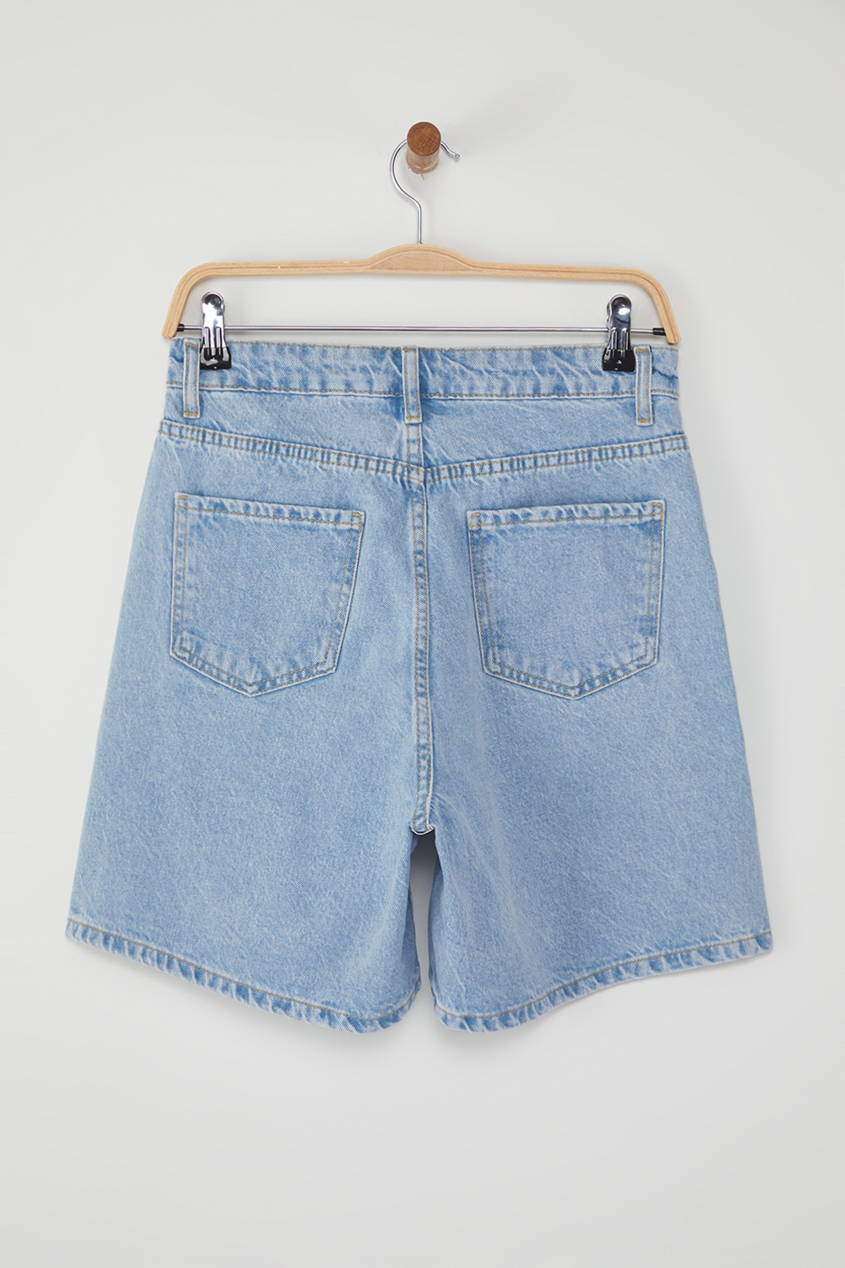 Trendyolmilla  Açık Mavi Paçası Yırtmaç Detaylı Normal Bel Denim Bermuda TWOSS25SR00148 - Görsel 7