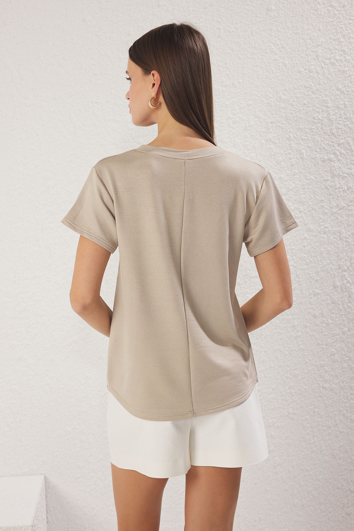 Kolekcia Trendyol-Béžové pletené tričko Regular/Normal Mold s výstrihom do V TWOSS25TS00196 4