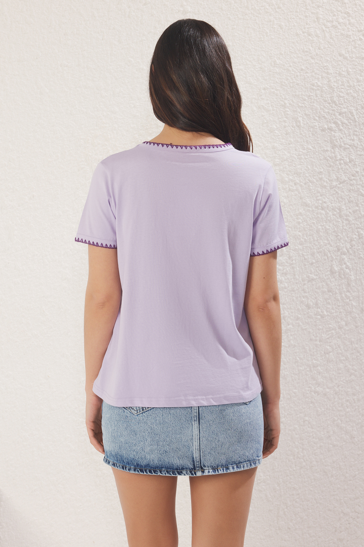 Trendyolmilla  Lila %100 Pamuk Kontrast Dikiş Detaylı Basic Bisiklet Yaka Örme T-Shirt TWOSS19AD0085 - Görsel 4