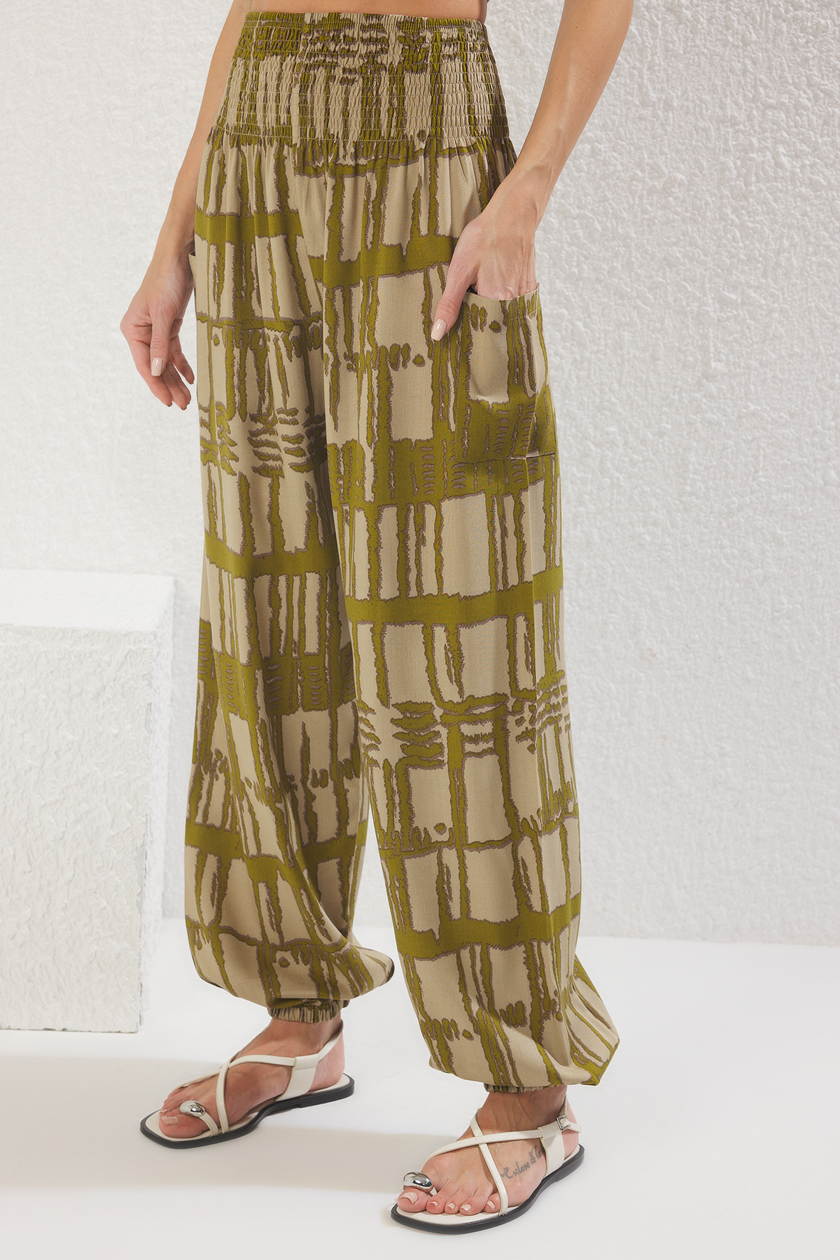 Trendyolmilla  Haki Etnik Desenli Paçaları Lastikli Şalvar Form Dokuma Pantolon TWOSS25PL00063 - Görsel 4