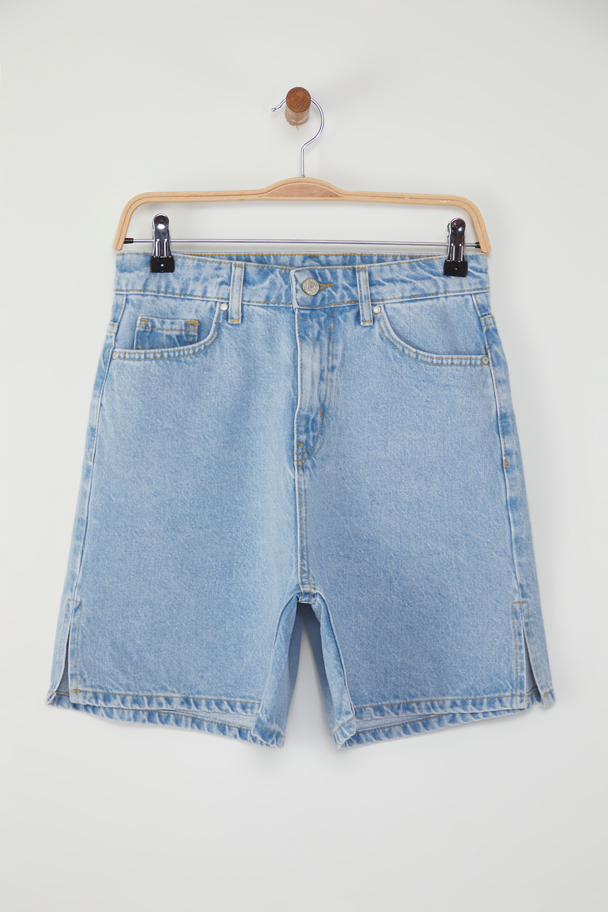 Trendyolmilla  Açık Mavi Paçası Yırtmaç Detaylı Normal Bel Denim Bermuda TWOSS25SR00148 - Görsel 6