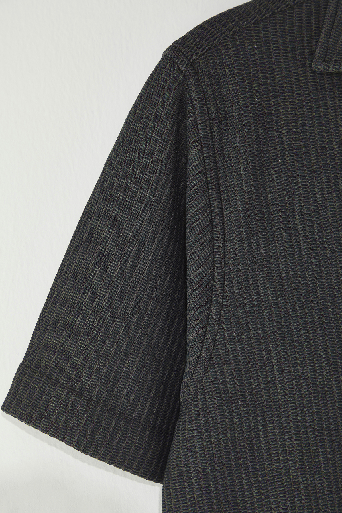 Trendyol Collection-Anthrazitfarbenes Sommerhemd mit normaler Passform und Apash-Kragen TMNSS23GO00105 3