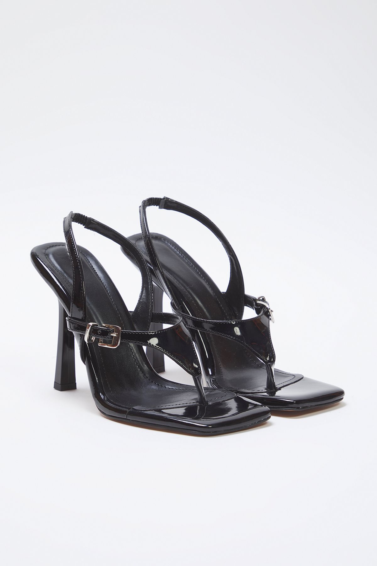TRENDYOL SHOES-Schwarze Damen-Sandalen mit schmalem Absatz und quadratischer Zehenpartie aus Lackleder mit Schnalle TAKSS25TO00072 1