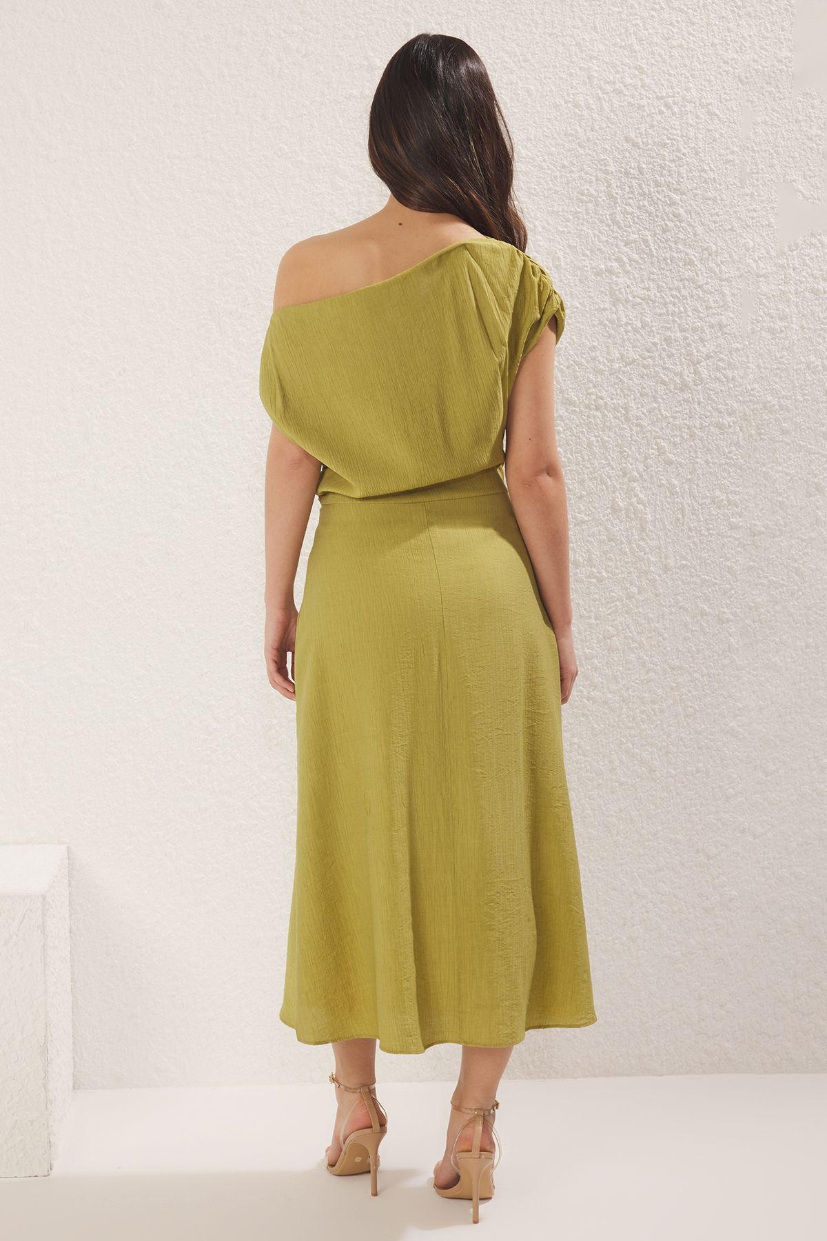 Trendyol Collection-Ölgrünes, gewebtes Midikleid in A-Linie mit U-Boot-Ausschnitt TWOSS25EL00726 5
