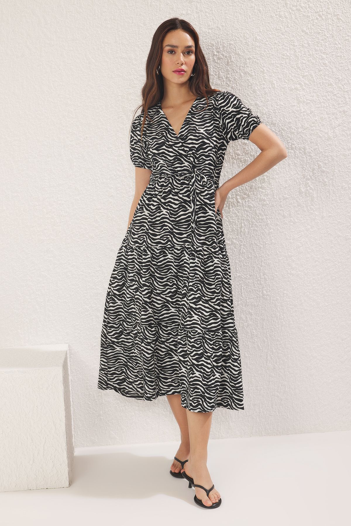 Trendyol Collection Czarna Sukienka Midi Z Dzianiny Rozciągliwej Z Dekoltem W Serek I Wzorem Zebry, Z Obniżoną Talią I Krepą Kobieta - L