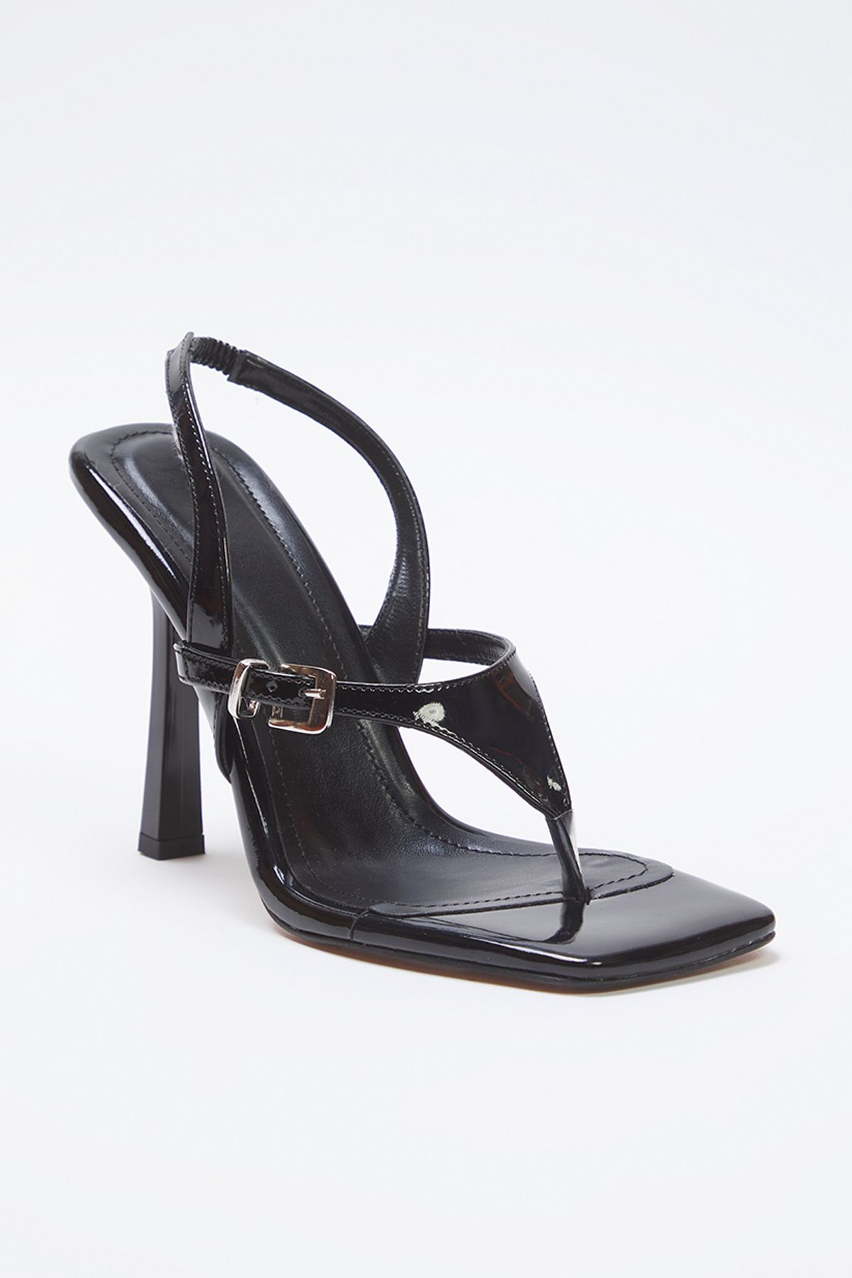 TRENDYOL SHOES-Schwarze Damen-Sandalen mit schmalem Absatz und quadratischer Zehenpartie aus Lackleder mit Schnalle TAKSS25TO00072 2