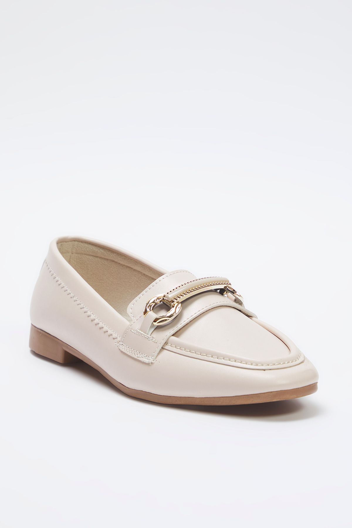 TRENDYOL SHOES Beżowe metalowe dodatki, szczegółowe, bardzo wygodne damskie mokasyny TAKSS25LA00015