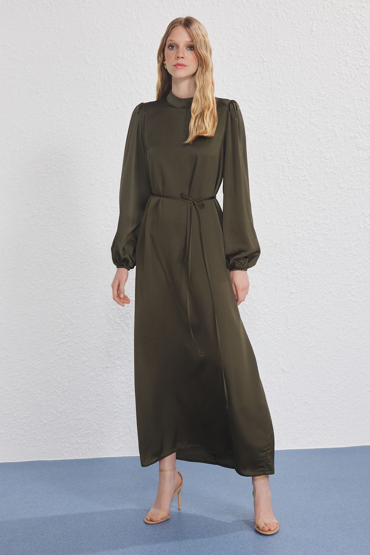 Trendyol Modest Khaki čipkované detailné saténové večerné šaty TCTSS25EB00136