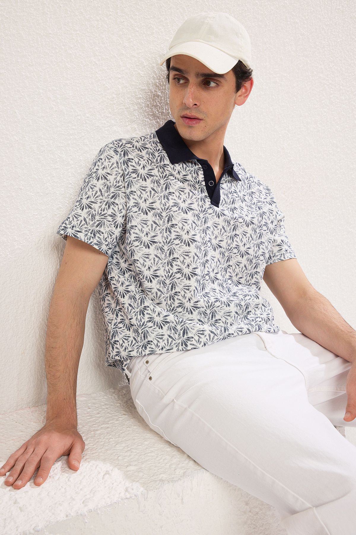 Kolekcia Trendyol-Námornícke modré vzorované polo tričko s výstrihom - Regular Cut TMNSS25PO00032 1