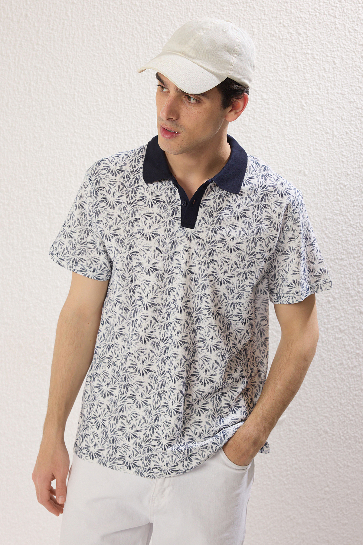 Kolekcia Trendyol-Námornícke modré vzorované polo tričko s výstrihom - Regular Cut TMNSS25PO00032 2