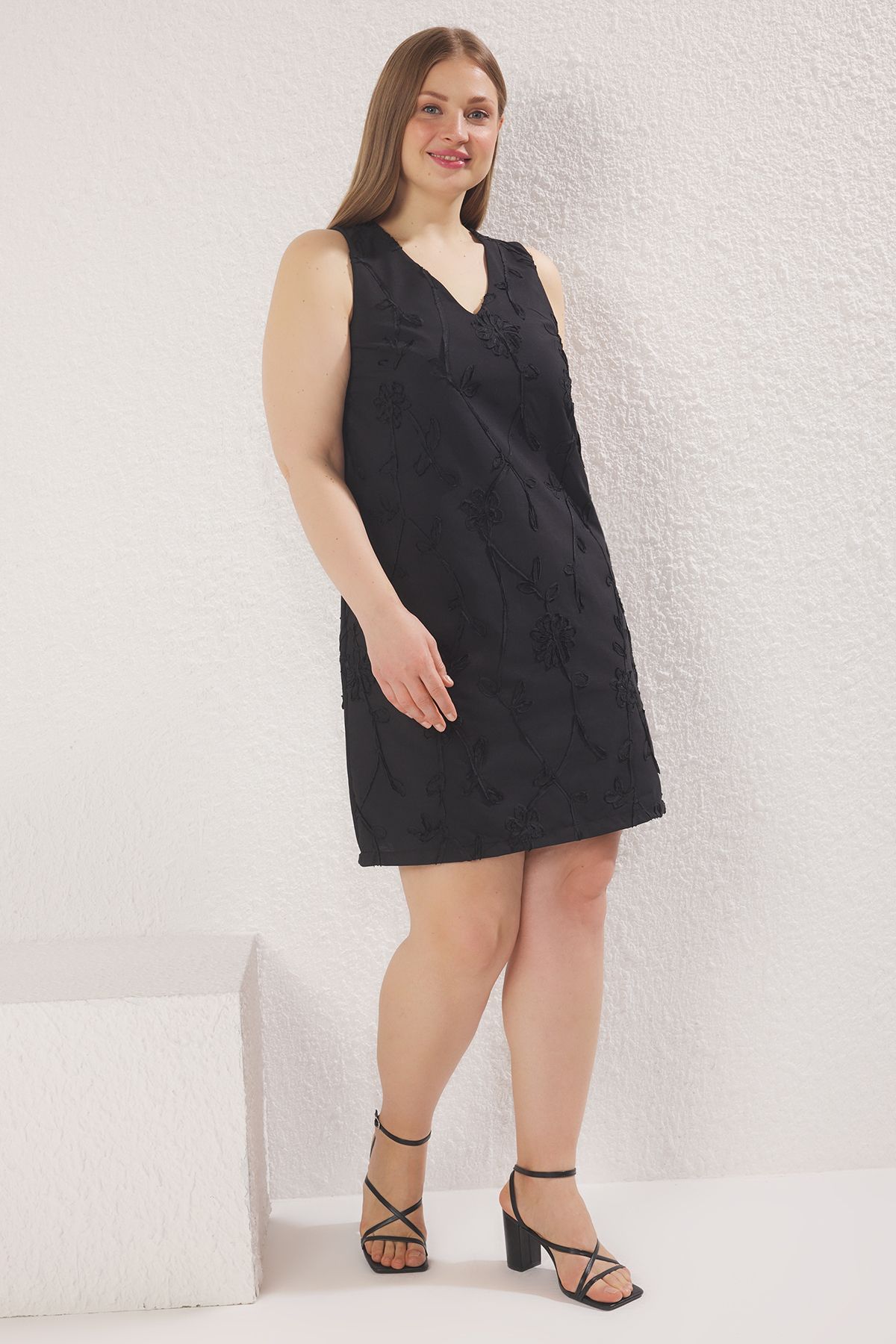 Trendyol Curve-Schwarzes, ärmelloses, gewebtes Minikleid mit Rosenmuster aus Jacquard in Übergröße TBBSS25AH00199 1