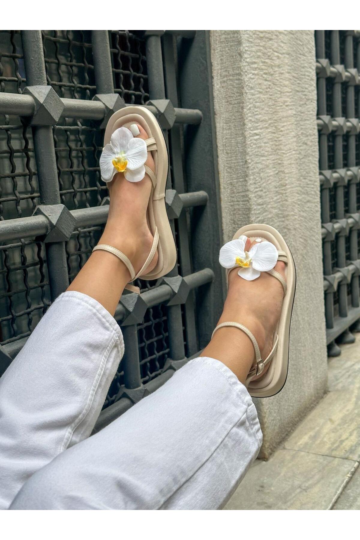 ERVANIN BUTİĞİ  Bej Cilt (Flow) Çiçek Detaylı Kadın Sandalet - Görsel 4