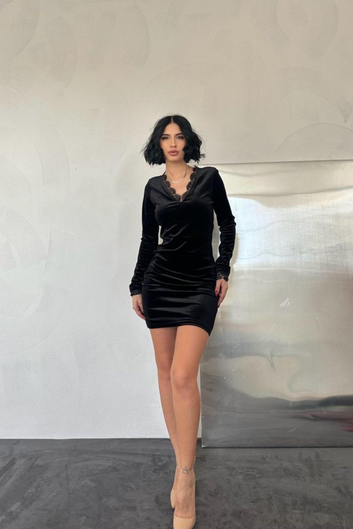 Leyaa Siyah Yaka Ve Kol Dantelli Mini Elbise