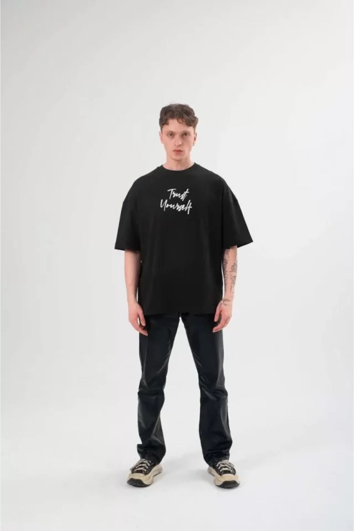 leyla sanat sanata yeni bir bakış açısı leyla sanat sanata yeni bir bakış açısı Unisex Bisiklet Yaka Baskılı Oversize T-Shirt - Siyah